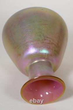 Vase en verre d'art chypriote irisé rose, sans signature. Première moitié du 20e siècle.