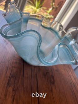 Vase en verre d'art de Murano en forme de mouchoir bleu et blanc moderne