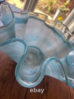 Vase en verre d'art de Murano en forme de mouchoir bleu et blanc moderne