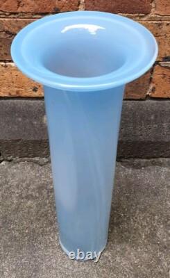 Vase en verre d'art de studio australien signé Richard Morrell en opaline bleue éblouissant
