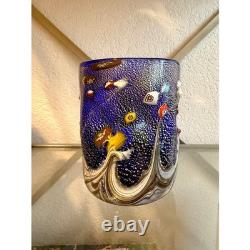 Vase en verre d’art de style Murano cobalt millefiori aventurine dorée à plumes tirées