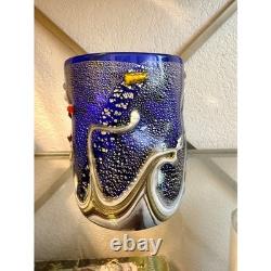 Vase en verre d’art de style Murano cobalt millefiori aventurine dorée à plumes tirées