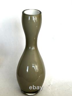 Vase en verre d'art fumé gris, double bulbe avec rebord incliné, 14 pouces de hauteur, en cas de couleur fumée.