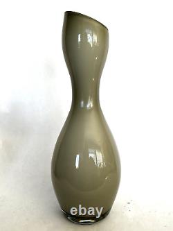 Vase en verre d'art fumé gris, double bulbe avec rebord incliné, 14 pouces de hauteur, en cas de couleur fumée.