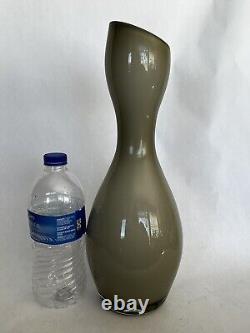 Vase en verre d'art fumé gris, double bulbe avec rebord incliné, 14 pouces de hauteur, en cas de couleur fumée.