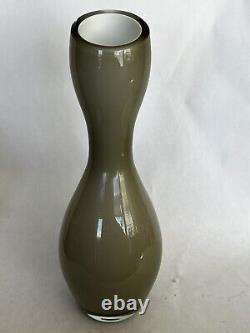 Vase en verre d'art fumé gris, double bulbe avec rebord incliné, 14 pouces de hauteur, en cas de couleur fumée.