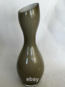 Vase en verre d'art fumé gris, double bulbe avec rebord incliné, 14 pouces de hauteur, en cas de couleur fumée.