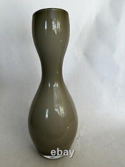 Vase en verre d'art fumé gris, double bulbe avec rebord incliné, 14 pouces de hauteur, en cas de couleur fumée.