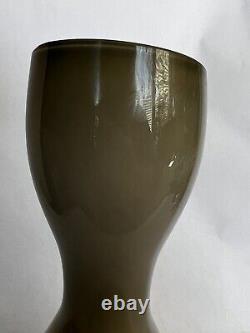 Vase en verre d'art fumé gris, double bulbe avec rebord incliné, 14 pouces de hauteur, en cas de couleur fumée.