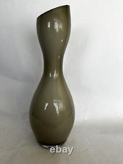 Vase en verre d'art fumé gris, double bulbe avec rebord incliné, 14 pouces de hauteur, en cas de couleur fumée.