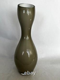 Vase en verre d'art fumé gris, double bulbe avec rebord incliné, 14 pouces de hauteur, en cas de couleur fumée.