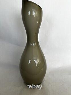 Vase en verre d'art fumé gris, double bulbe avec rebord incliné, 14 pouces de hauteur, en cas de couleur fumée.