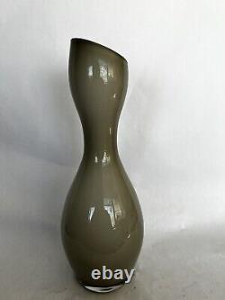 Vase en verre d'art fumé gris, double bulbe avec rebord incliné, 14 pouces de hauteur, en cas de couleur fumée.