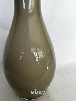 Vase en verre d'art fumé gris, double bulbe avec rebord incliné, 14 pouces de hauteur, en cas de couleur fumée.