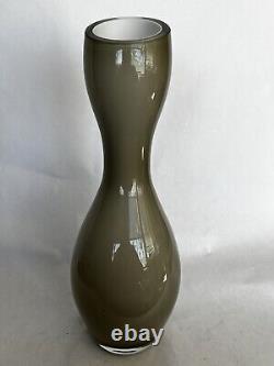 Vase en verre d'art fumé gris, double bulbe avec rebord incliné, 14 pouces de hauteur, en cas de couleur fumée.