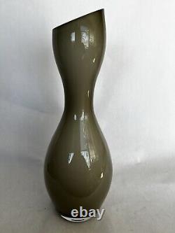 Vase en verre d'art fumé gris, double bulbe avec rebord incliné, 14 pouces de hauteur, en cas de couleur fumée.