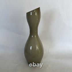 Vase en verre d'art fumé gris, double bulbe avec rebord incliné, 14 pouces de hauteur, en cas de couleur fumée.