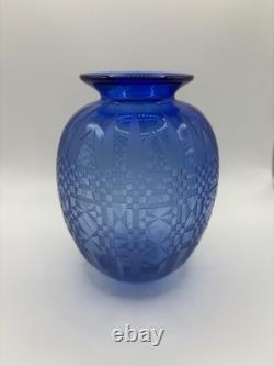 Vase en verre d’art gravé bleu cobalt signé Gary Genetti, motifs géométriques, verre d’atelier 5