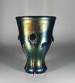 Vase en verre d'art iridescent signé Vaclav Stepanek avec décor de vrilles et de têtards