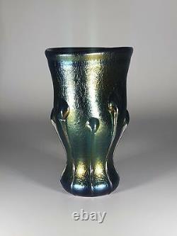 Vase en verre d'art iridescent signé Vaclav Stepanek avec décor de vrilles et de têtards