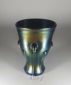 Vase en verre d'art iridescent signé Vaclav Stepanek avec décor de vrilles et de têtards