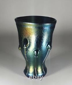 Vase en verre d'art iridescent signé Vaclav Stepanek avec décor de vrilles et de têtards