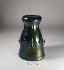 Vase en verre d'art iridescent signé Vaclav Stepanek avec décor de vrilles et de têtards