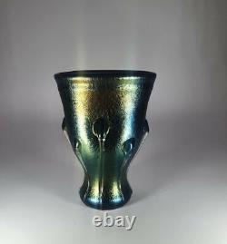 Vase en verre d'art iridescent signé Vaclav Stepanek avec décor de vrilles et de têtards