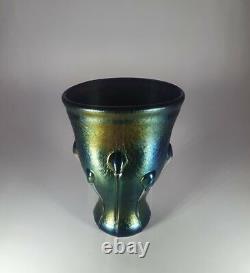 Vase en verre d'art iridescent signé Vaclav Stepanek avec décor de vrilles et de têtards