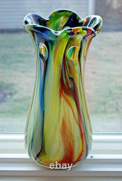 Vase en verre d'art multicolore Europa, studio, fait à la main, soufflé au Portugal, de 14 pouces de hauteur.