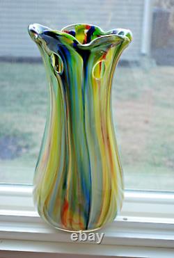 Vase en verre d'art multicolore Europa, studio, fait à la main, soufflé au Portugal, de 14 pouces de hauteur.