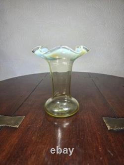 Vase en verre d'art opalescent soufflé à la main victorien antique avec bord froncé sensible aux UV