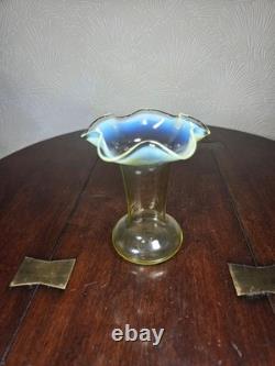 Vase en verre d'art opalescent soufflé à la main victorien antique avec bord froncé sensible aux UV