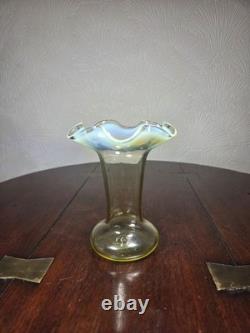 Vase en verre d'art opalescent soufflé à la main victorien antique avec bord froncé sensible aux UV