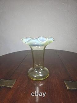 Vase en verre d'art opalescent soufflé à la main victorien antique avec bord froncé sensible aux UV