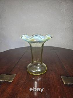 Vase en verre d'art opalescent soufflé à la main victorien antique avec bord froncé sensible aux UV
