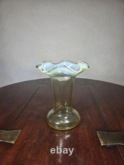 Vase en verre d'art opalescent soufflé à la main victorien antique avec bord froncé sensible aux UV