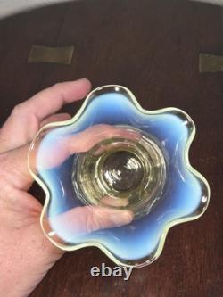 Vase en verre d'art opalescent soufflé à la main victorien antique avec bord froncé sensible aux UV