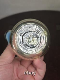 Vase en verre d'art opalescent soufflé à la main victorien antique avec bord froncé sensible aux UV