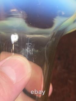 Vase en verre d'art opalescent soufflé à la main victorien antique avec bord froncé sensible aux UV