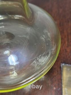 Vase en verre d'art opalescent soufflé à la main victorien antique avec bord froncé sensible aux UV