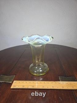 Vase en verre d'art opalescent soufflé à la main victorien antique avec bord froncé sensible aux UV