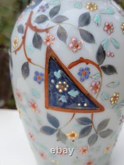 Vase en verre d'art opalin émaillé victorien c1885-1910 attribué à Thomas Webb