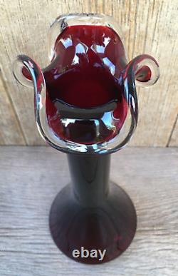 Vase en verre d'art rouge et clair avec bordure ondulée appliquée au milieu du siècle moderne ancien