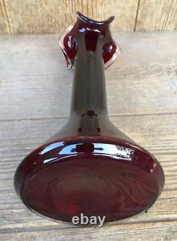 Vase en verre d'art rouge et clair avec bordure ondulée appliquée au milieu du siècle moderne ancien