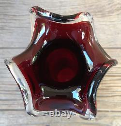 Vase en verre d'art rouge et clair avec bordure ondulée appliquée au milieu du siècle moderne ancien