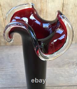 Vase en verre d'art rouge et clair avec bordure ondulée appliquée au milieu du siècle moderne ancien