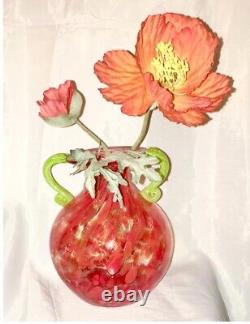 Vase en verre d'art rouge moucheté et vert soufflé à la main avec poignées doubles soufflé à la bouche Vtg