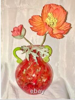 Vase en verre d'art rouge moucheté et vert soufflé à la main avec poignées doubles soufflé à la bouche Vtg