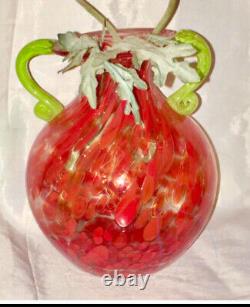 Vase en verre d'art rouge moucheté et vert soufflé à la main avec poignées doubles soufflé à la bouche Vtg